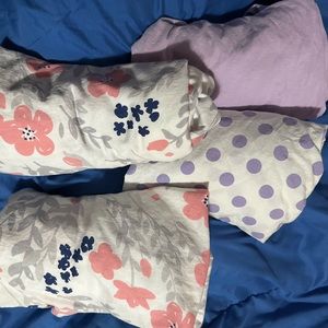 Bundle of 4 crib sheets.